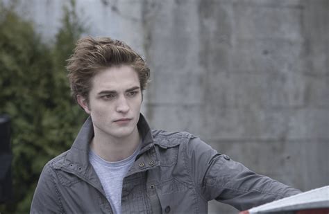 Nov 2, 2018 · “I don’t have the strength to stay away from you any more,” says Edward Cullen to Bella Swan in the first Twilight movie. “You’re like my own personal brand of heroin.” Thus began the ...